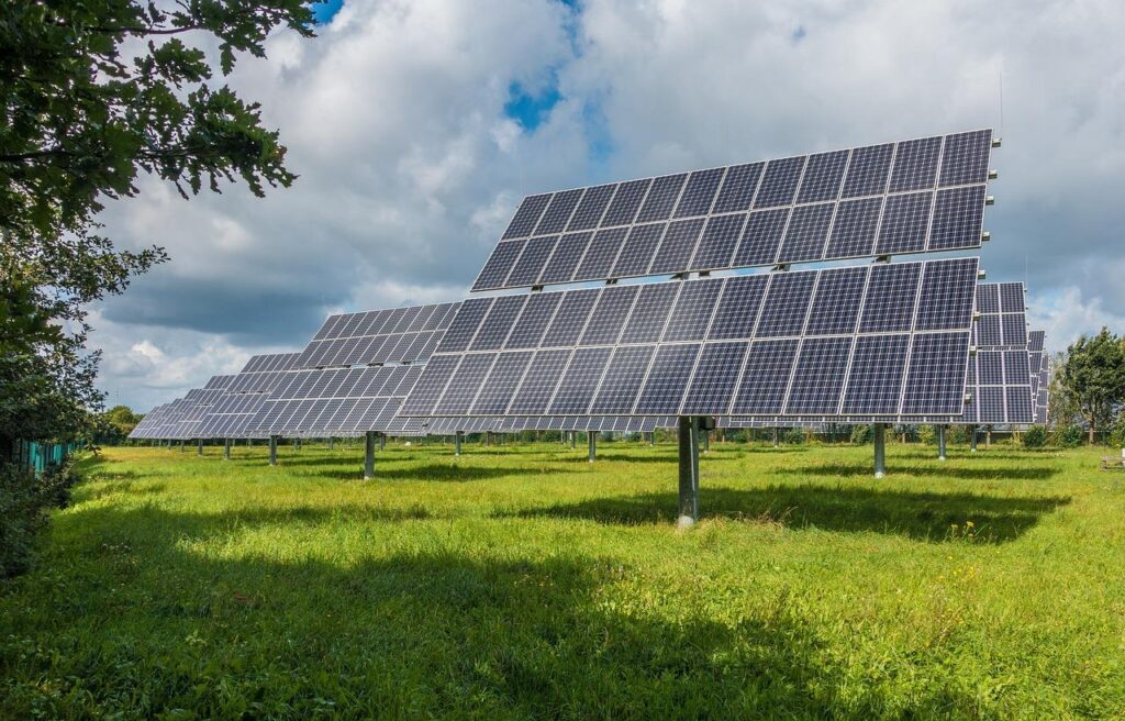 Zonnepanelen op huisdak symboliseren de kracht van duurzame energie en groene elektriciteitsopwekking