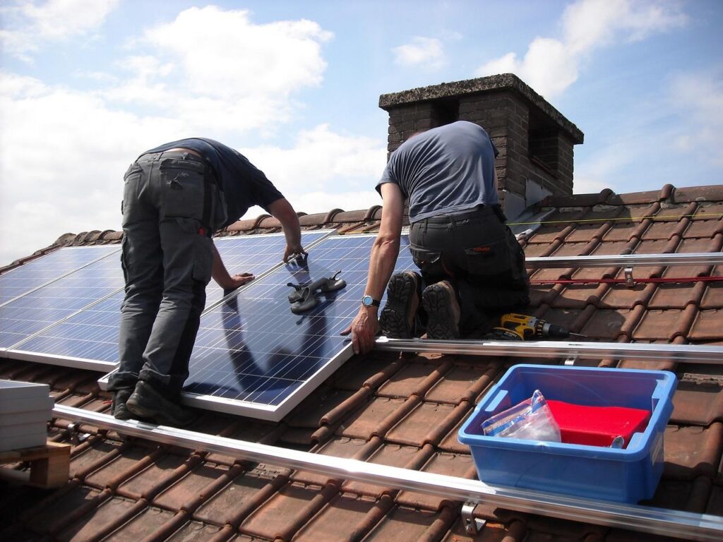 Overzicht van verschillende installaties in huis zoals verwarming, elektriciteit en waterleidingen