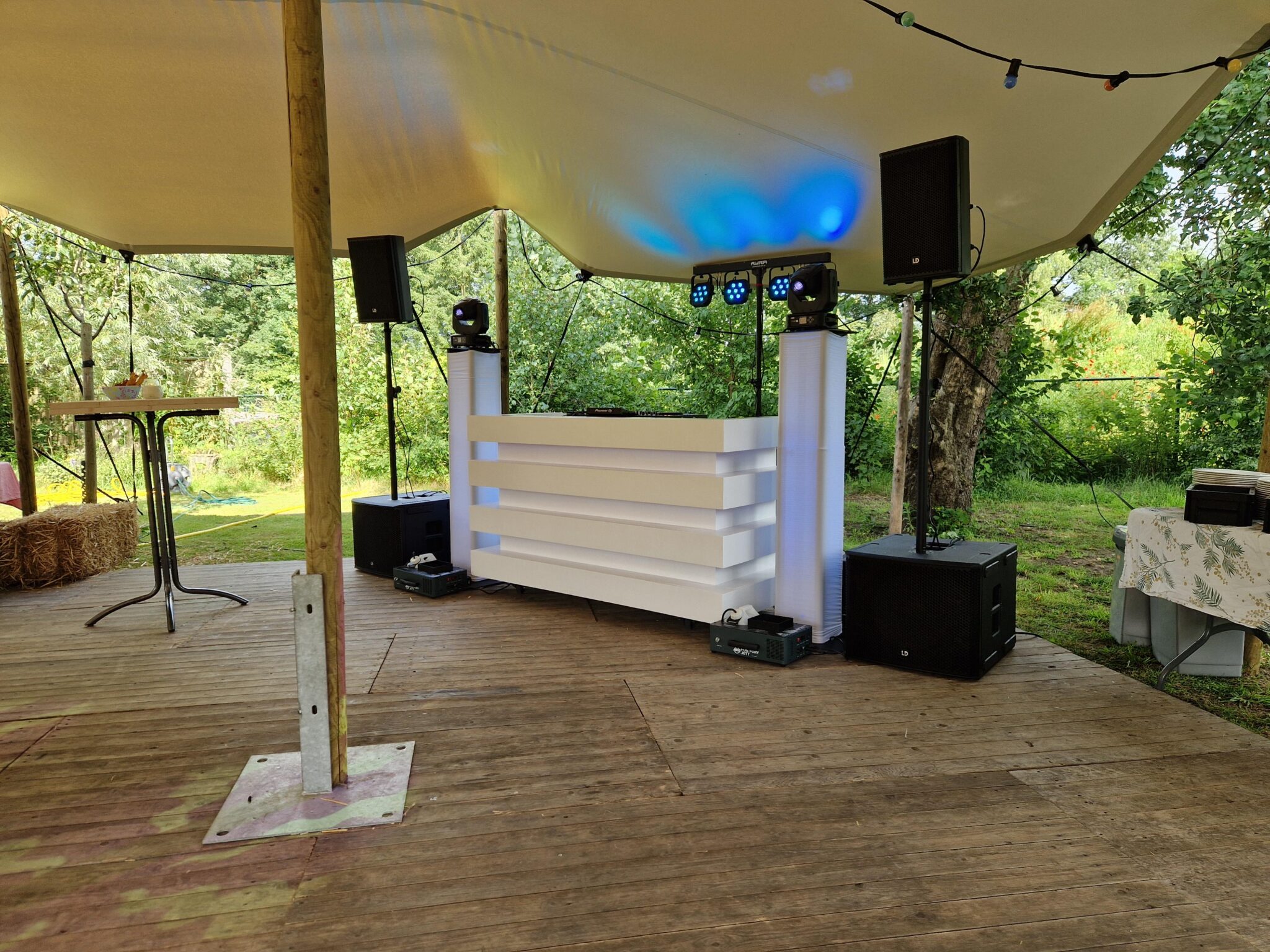 Grand Events DJ-show leverancier voor bruiloften en bedrijfsfeesten in Apeldoorn met professionele apparatuur en lichtshow