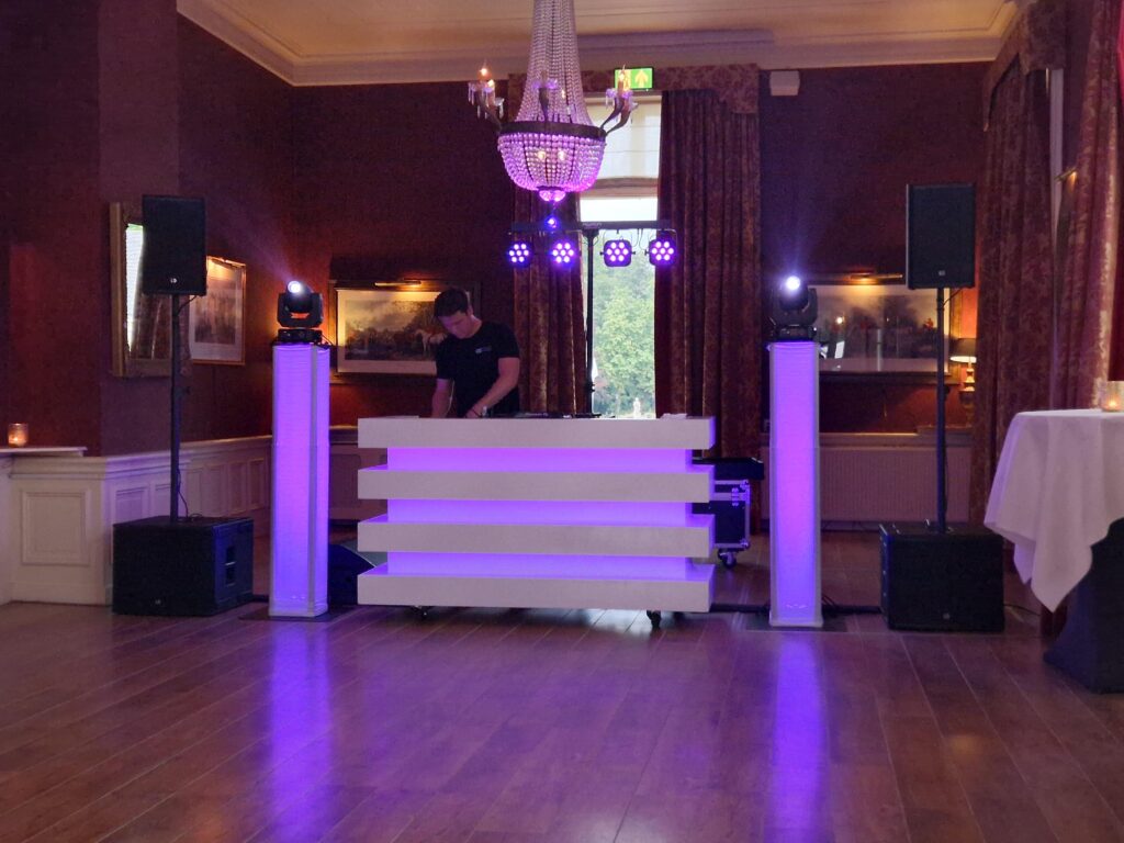 5 Belangrijke Tips voor het Huren van een DJ voor een Schoolfeest - advies voor het kiezen van de perfecte schoolfeest DJ