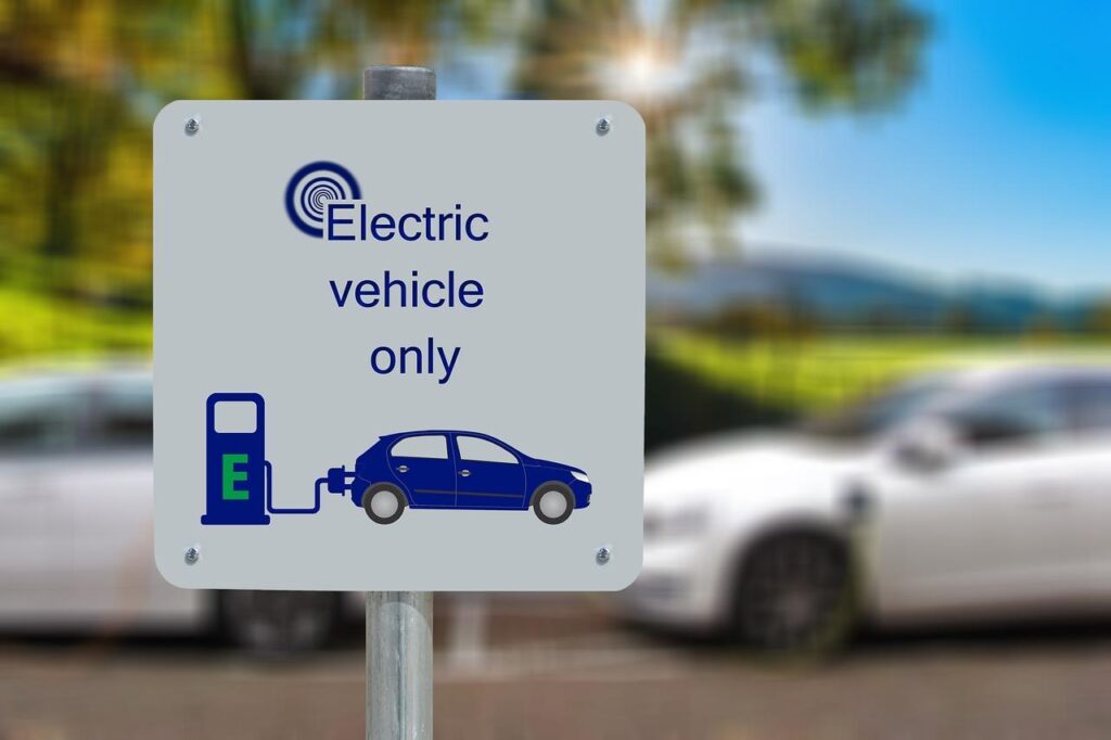 Elektrische auto's rijden zonder schadelijke uitstoot, met groeiende laadinfrastructuur en lagere onderhoudskosten
