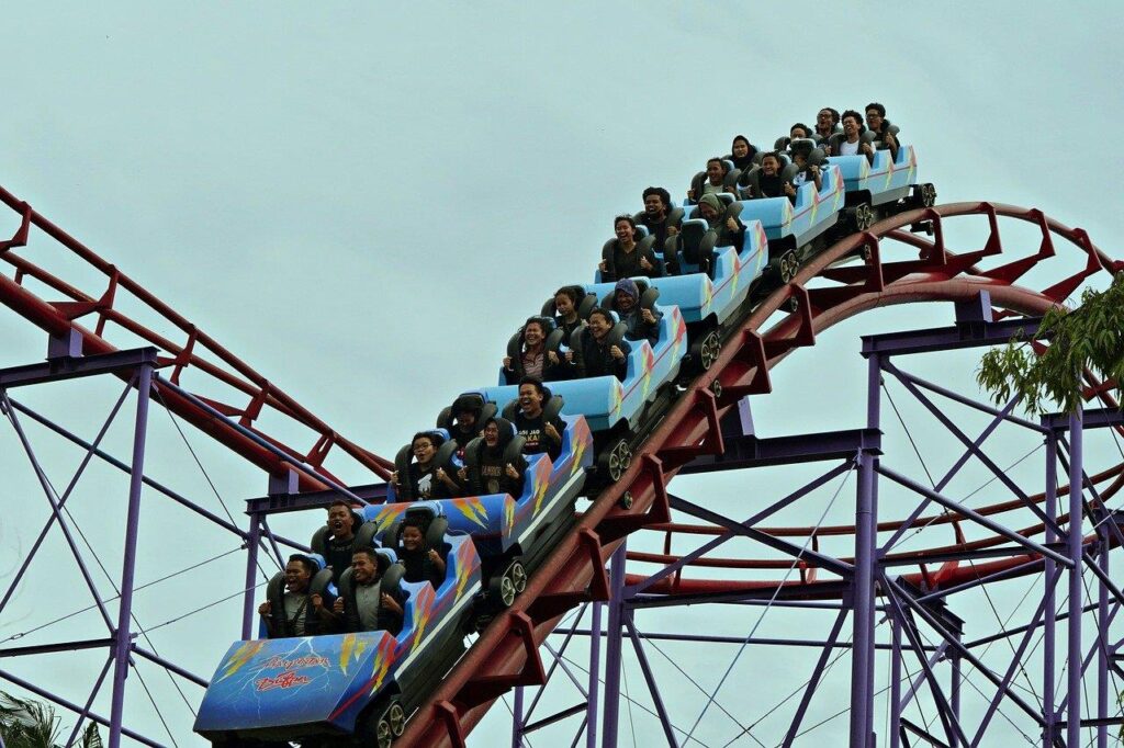 Roller coaster in pretpark waar je met korting goedkoper tickets voor kunt kopen via spaaracties en online aanbiedingen