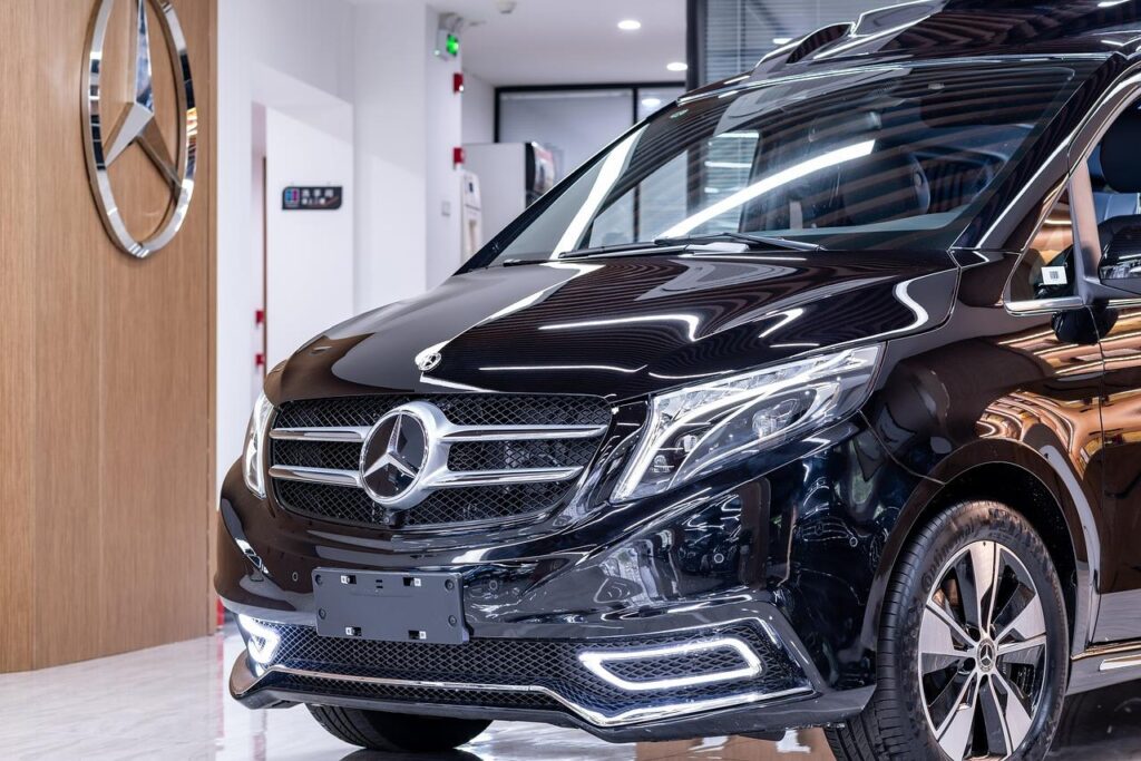 Goed ingerichte bedrijfswagen met georganiseerde gereedschappen, materialen en opbergsystemen voor maximale efficiëntie.