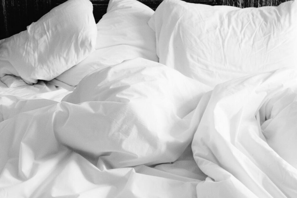 Slaapkamer met consistentie in slaap: donkere omgeving met comfortabel beddengoed voor betere nachtrust
