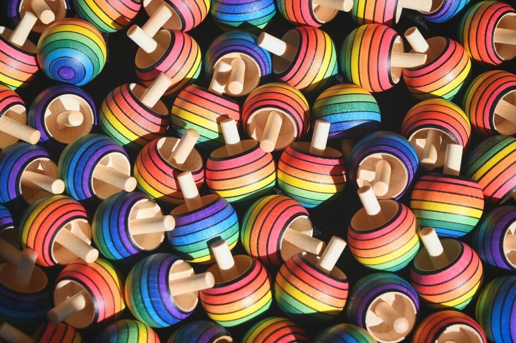 Kinderen spelen met verschillende soorten speelgoed waaronder bouwstenen en educatieve spellen voor hun ontwikkeling