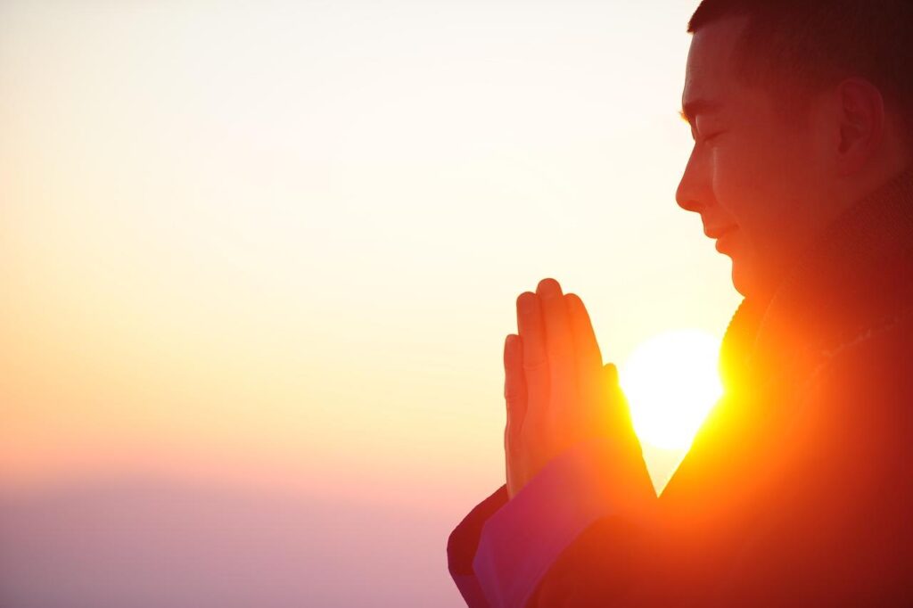 Rustige meditatieruimte thuis met zachte verlichting, planten en Boeddhabeeld voor meditatie en ontspanning
