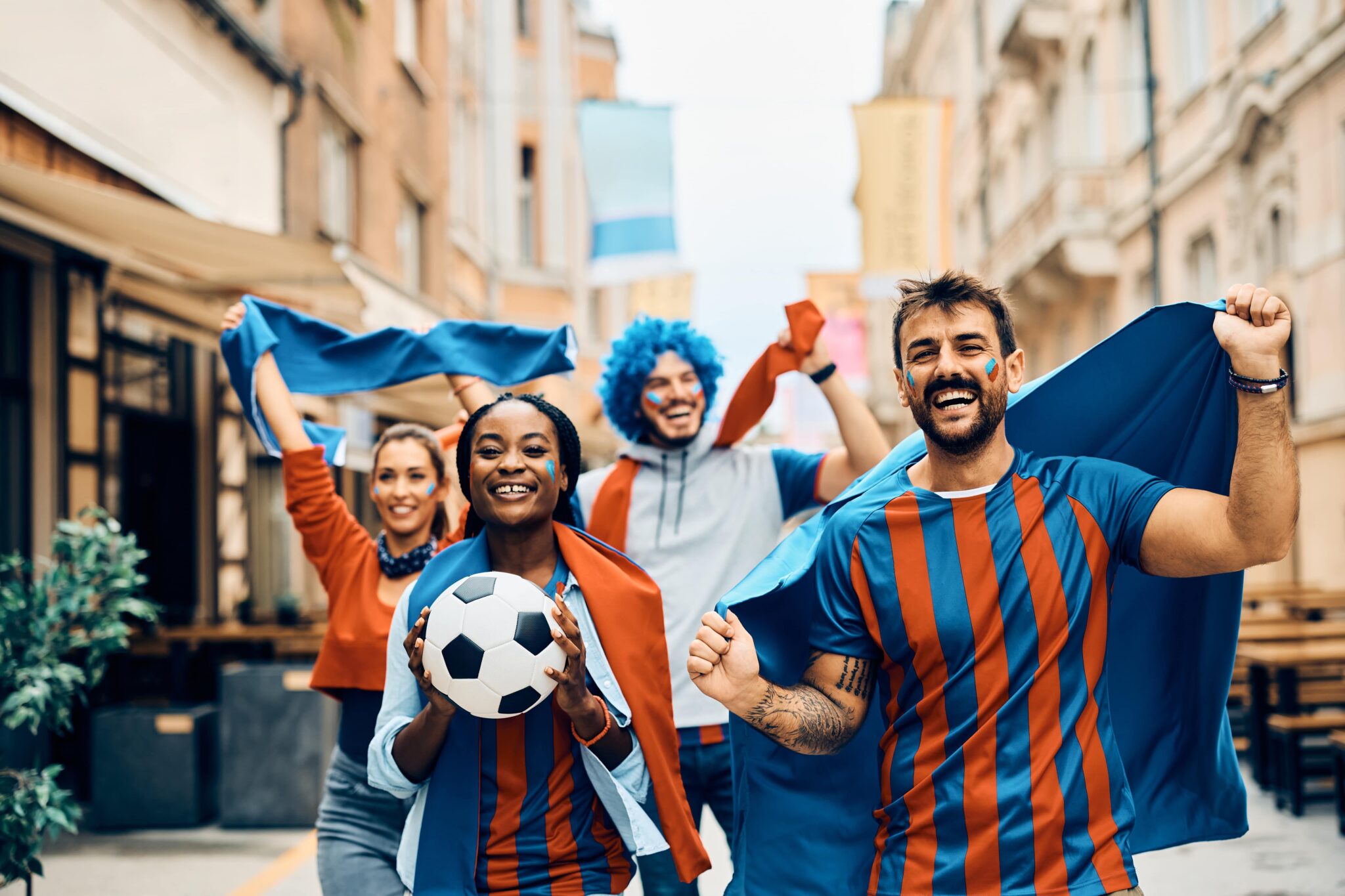 Voetbalfans in stadion genieten van voetbalreizen naar topwedstrijden met passie en sfeer